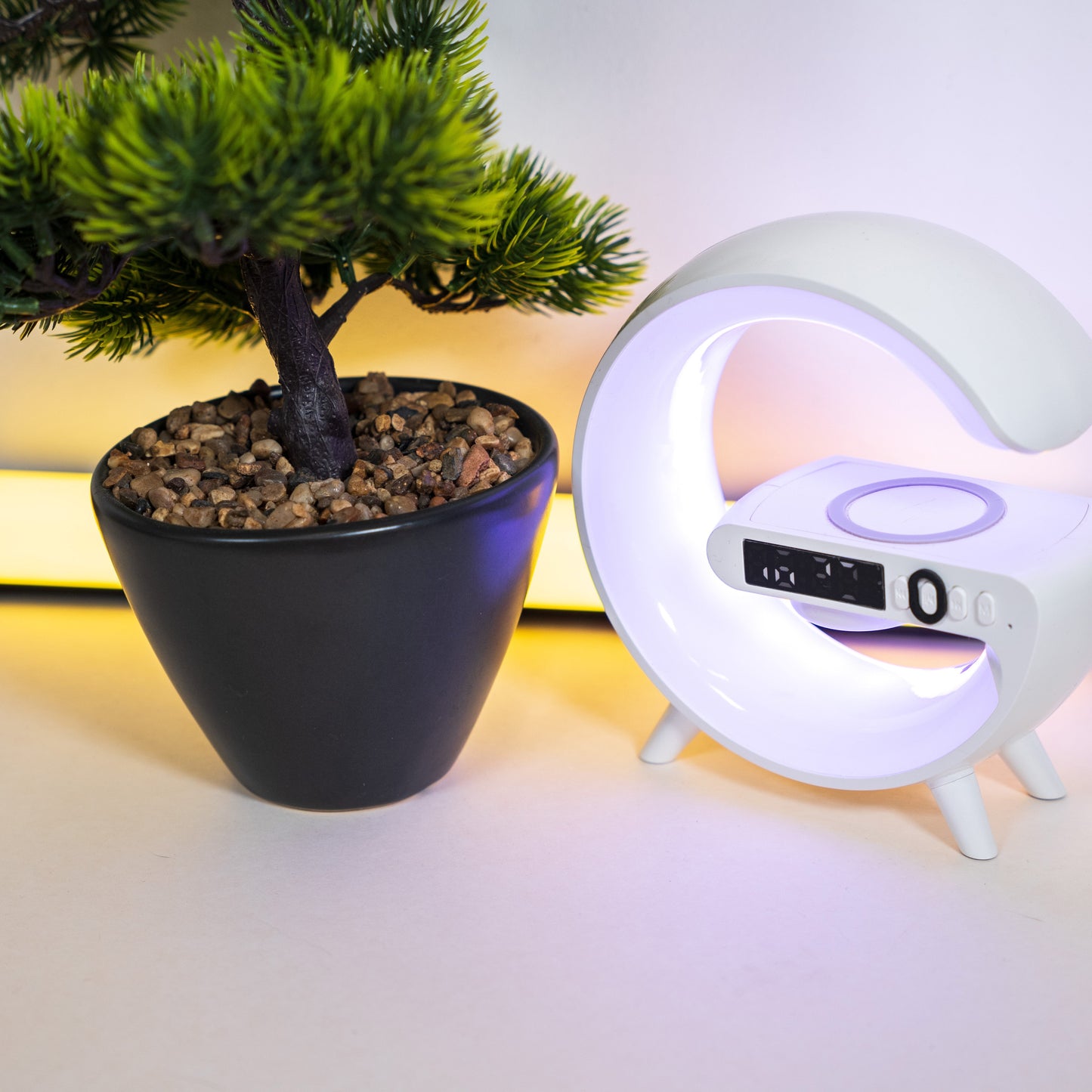 LED RGB лампа с регулируема светлина и цветове, която създава атмосфера.