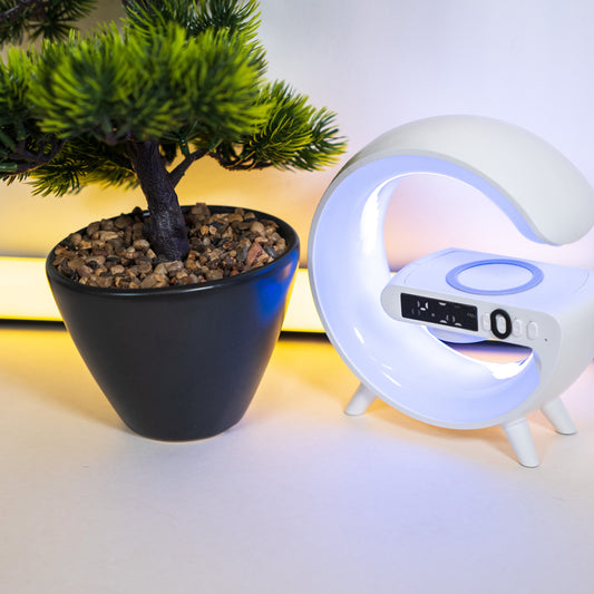 LED RGB лампа с регулируема светлина и цветове, която създава атмосфера.