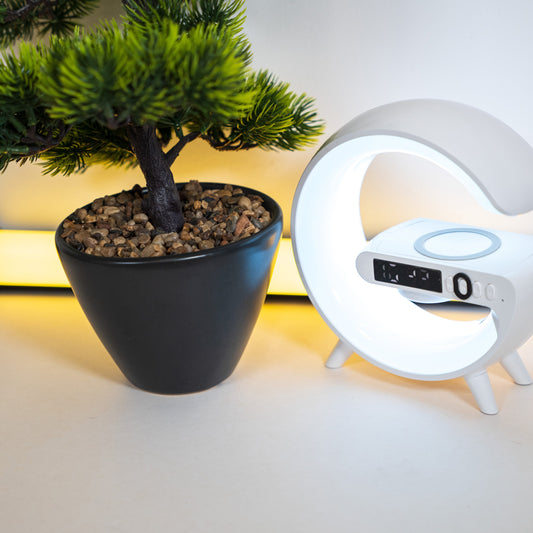 LED RGB лампа с регулируема светлина и цветове, която създава атмосфера.