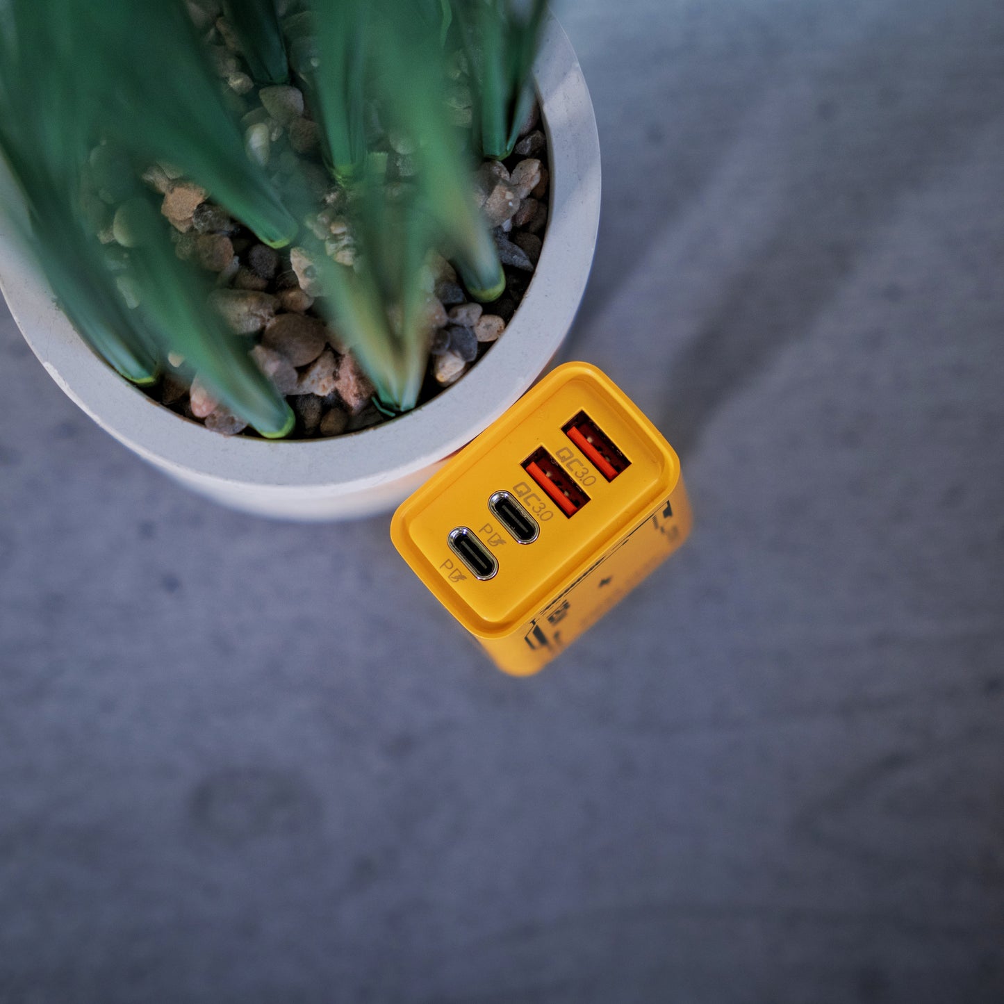 Супер бързо зареждане 120W с 4 порта (2x USB + 2x Type-C)