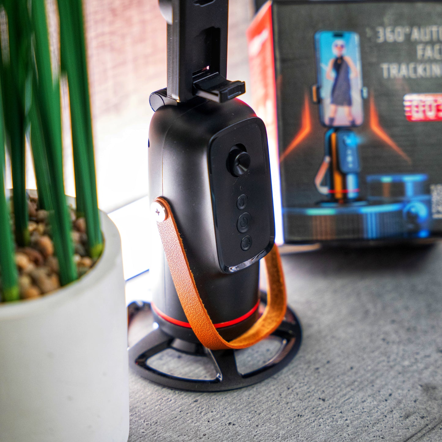 Автоматична въртяща се стойка за телефон с функция за 360° проследяване на лице и движение чрез команди.